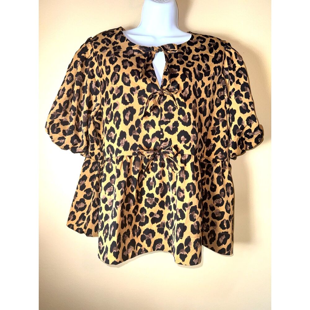 Entro Top Leopard print top with bows down the front and Puffy short sleeves.